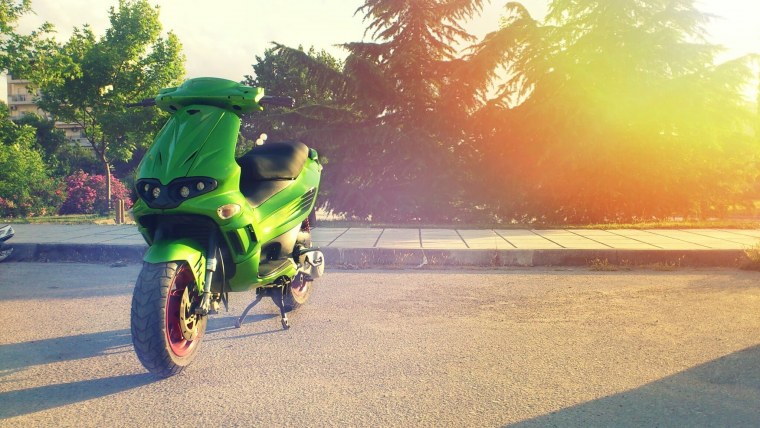 Мопед ночью