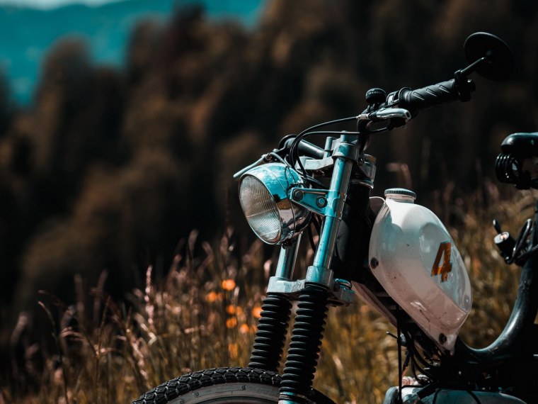 Девушка с КАПРЖ на мотоцикле