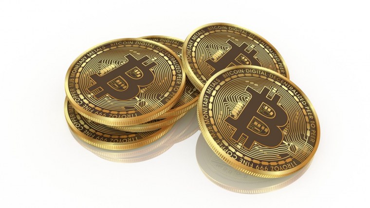 Биткоин монета на белом фоне