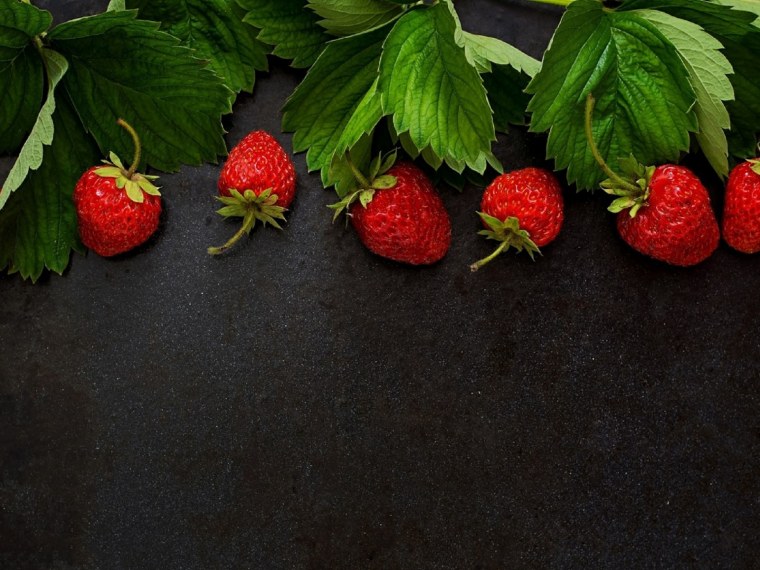 Заставка на рабочий стол лето 2022 земляника Лесная