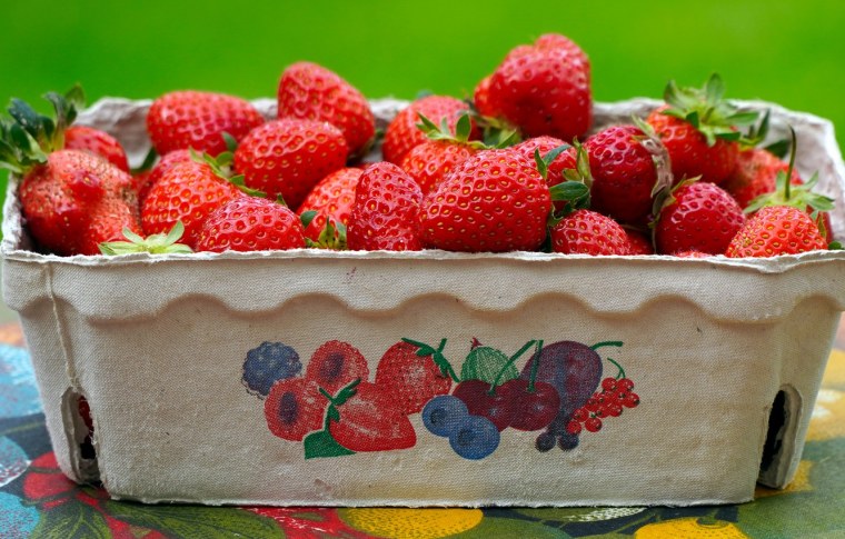 Клубника с темными ягодами