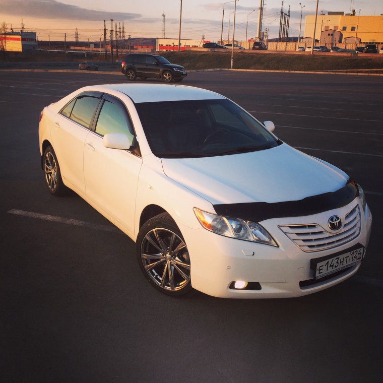 Тойота Камри 2015 белая