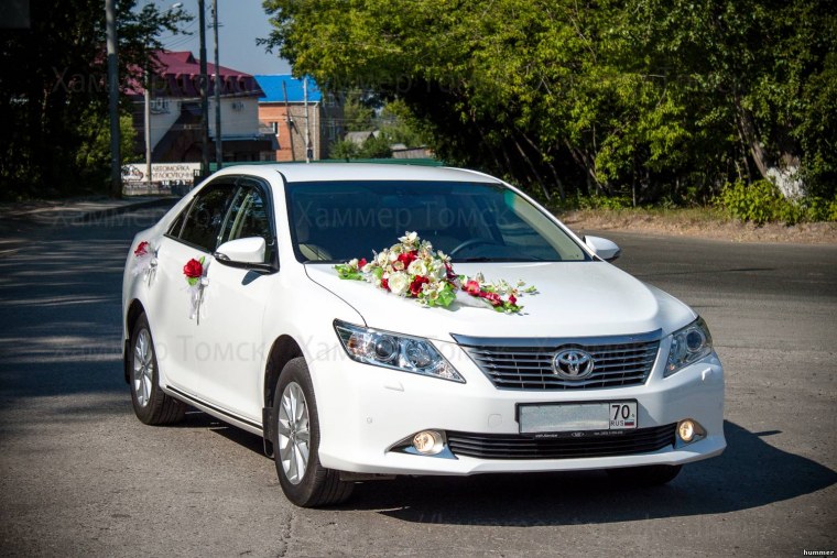 Бело красная Тойота Камри