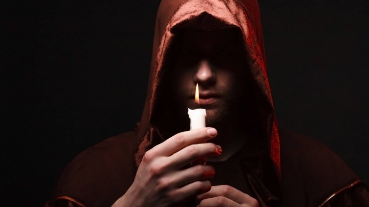 Монах в балахоне