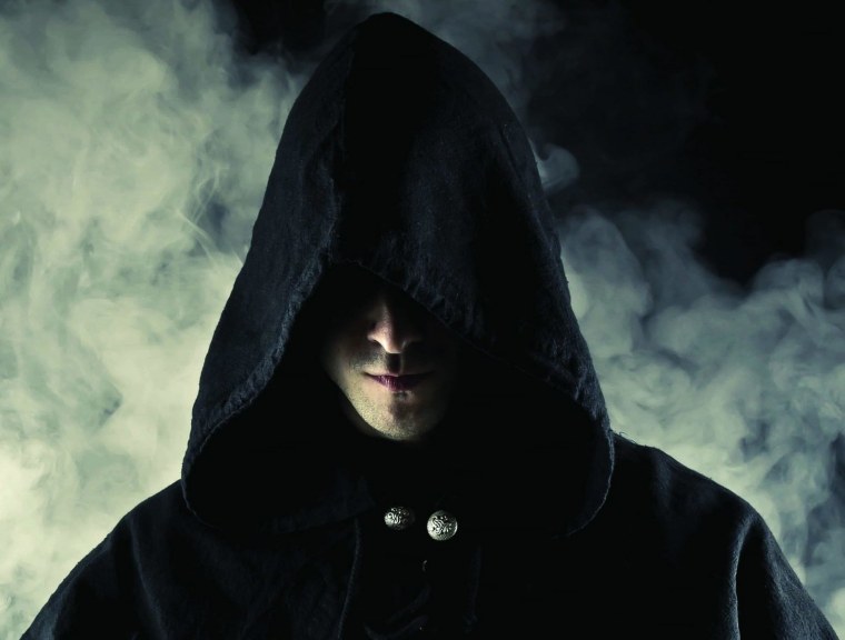 Монахи в черных капюшонах