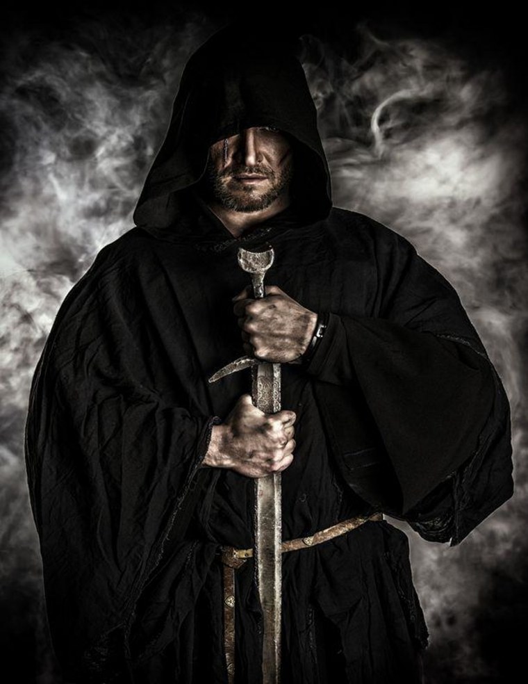 Фигура в плаще с капюшоном