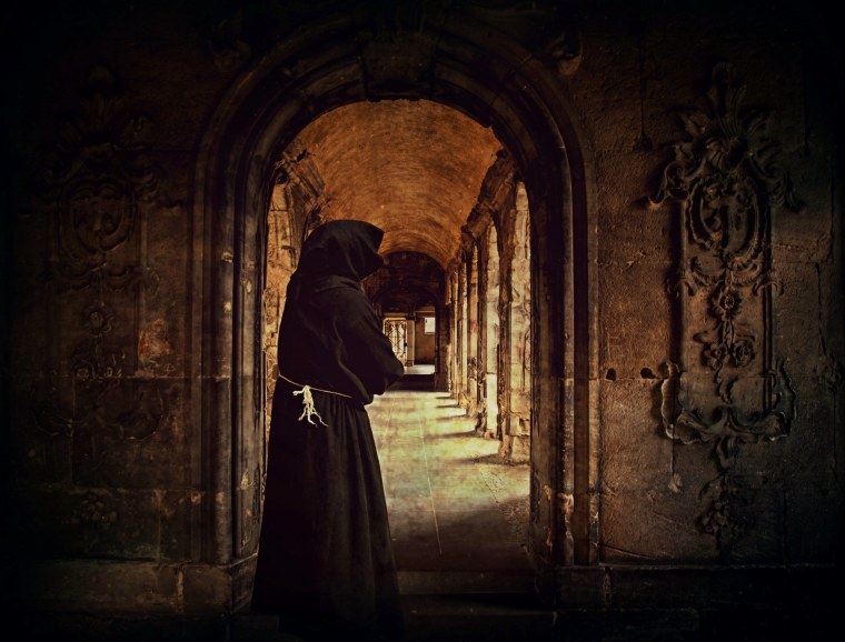 Человек в черном плаще