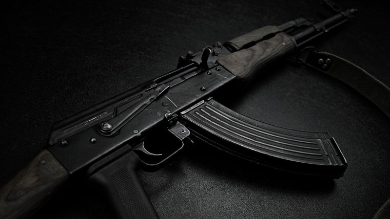 Автомат Калашникова на черном фоне