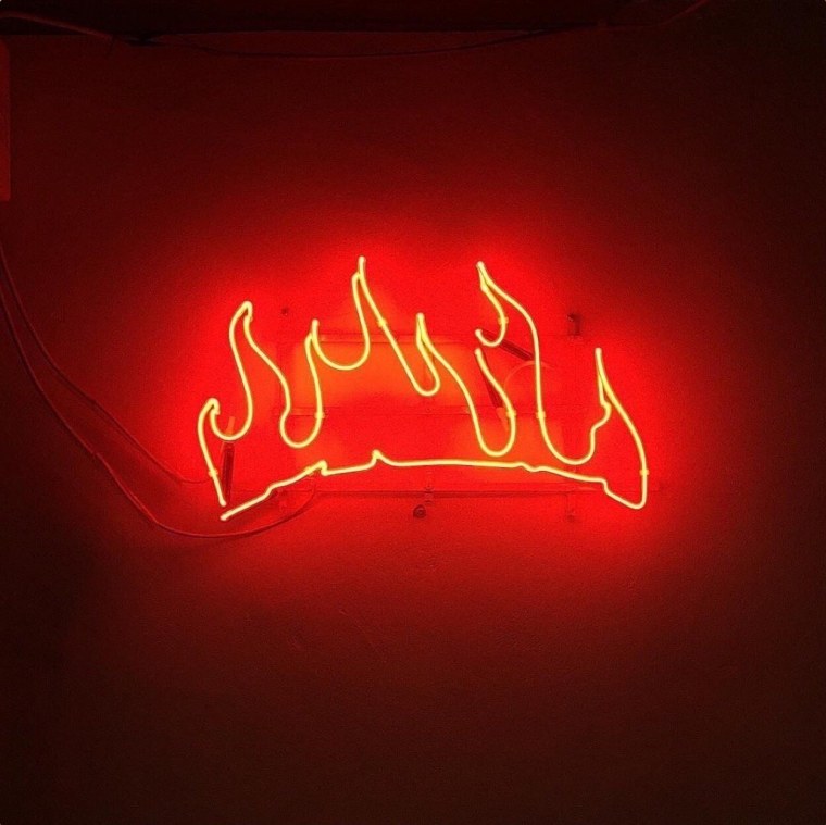 Неоновая надпись на темном фоне