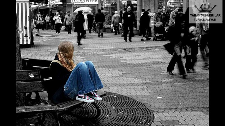 Одинокий человек в толпе