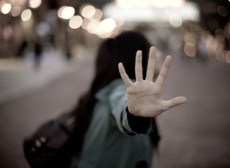 Одинокий человек в толпе