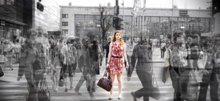 Машина выделяется из толпы