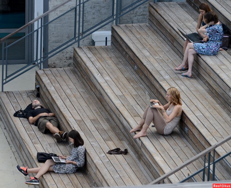 Одиночество в компании людей