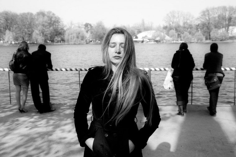 Одинокий подросток среди людей