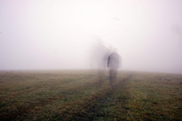 Мужской силуэт в темноте