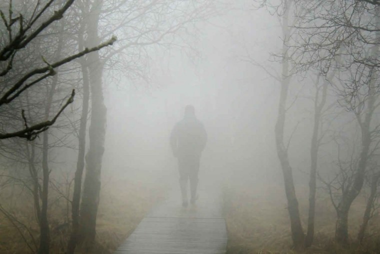 Человек уходит в туман