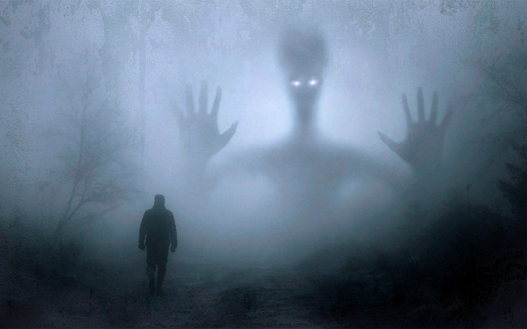 Силуэт человека в тумане