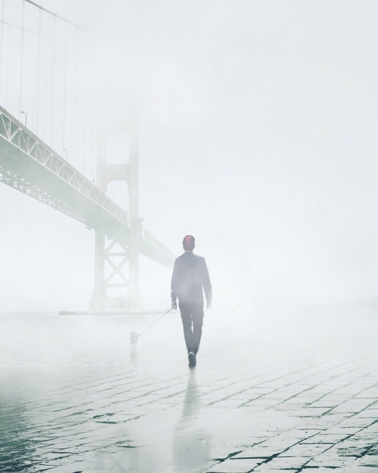 Парень уходит в туман