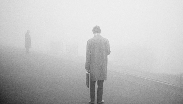 Человек уходит в туман