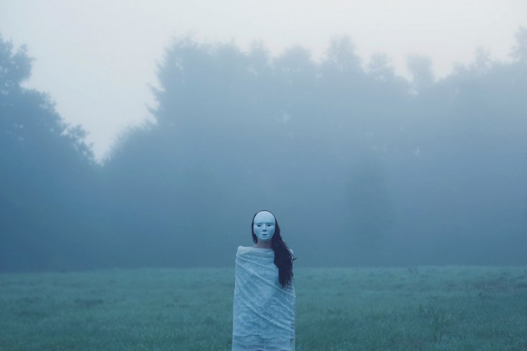 Человек в поле туман