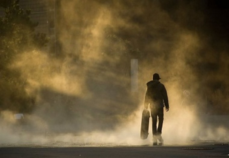 Человек в туманном лесу