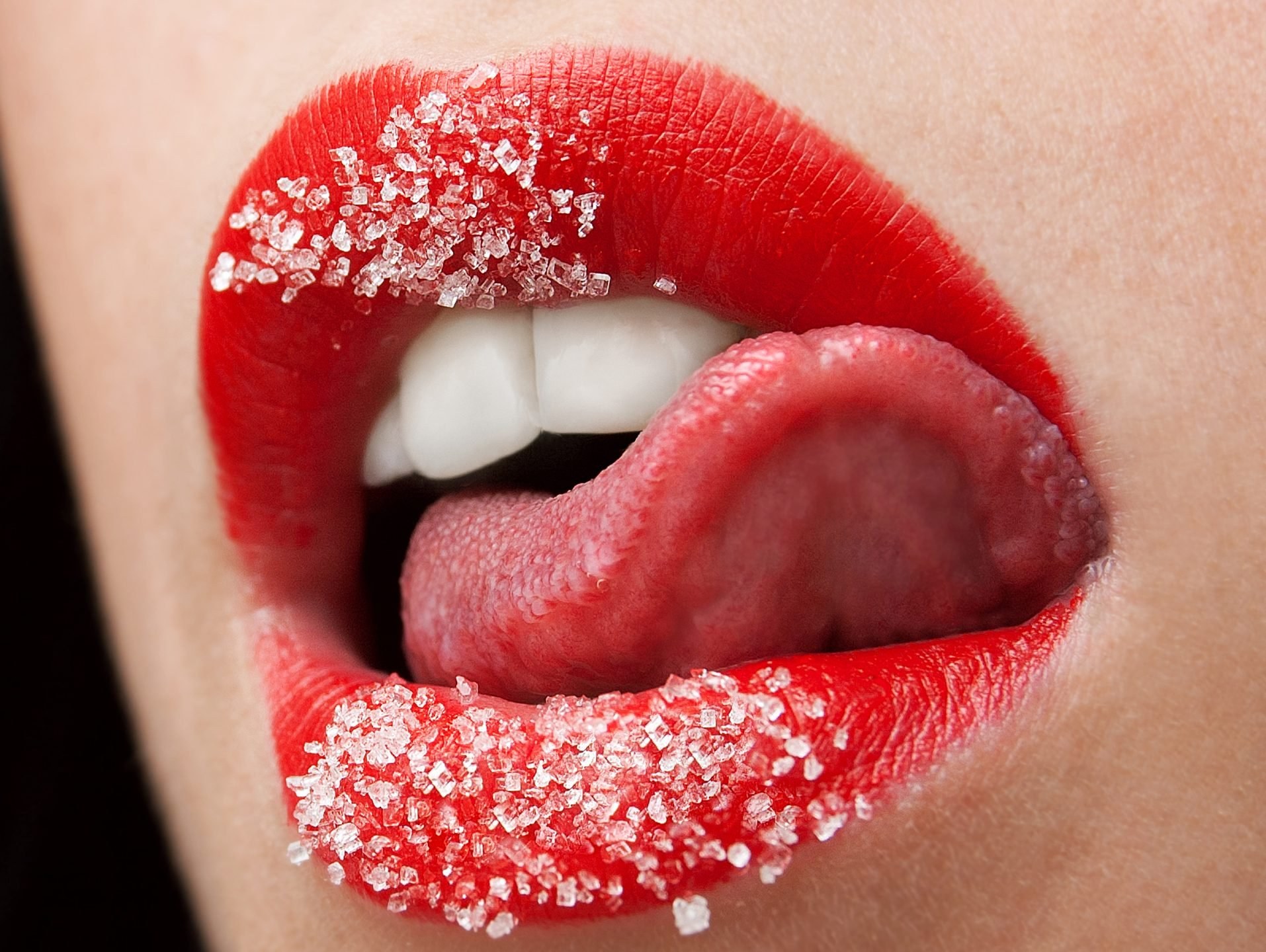 Язык прилично. Сладкие губы. Женские губы. Красивые губки. Сочные губы.