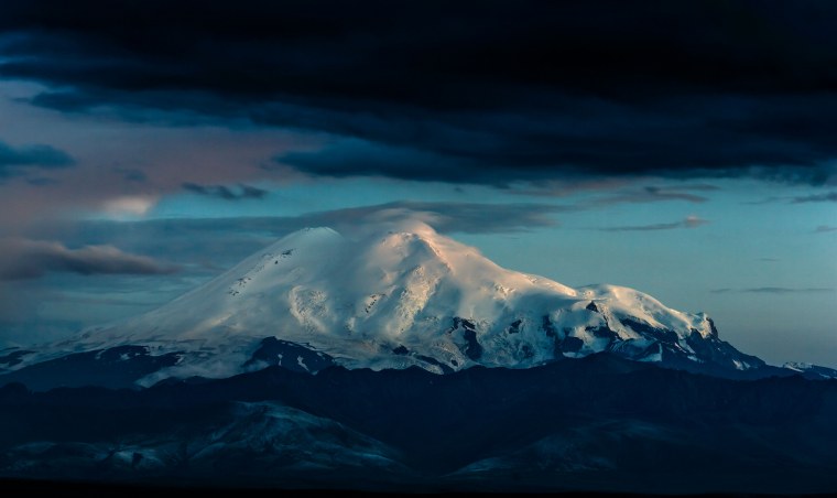 Красивые ночные горы Эльбрус