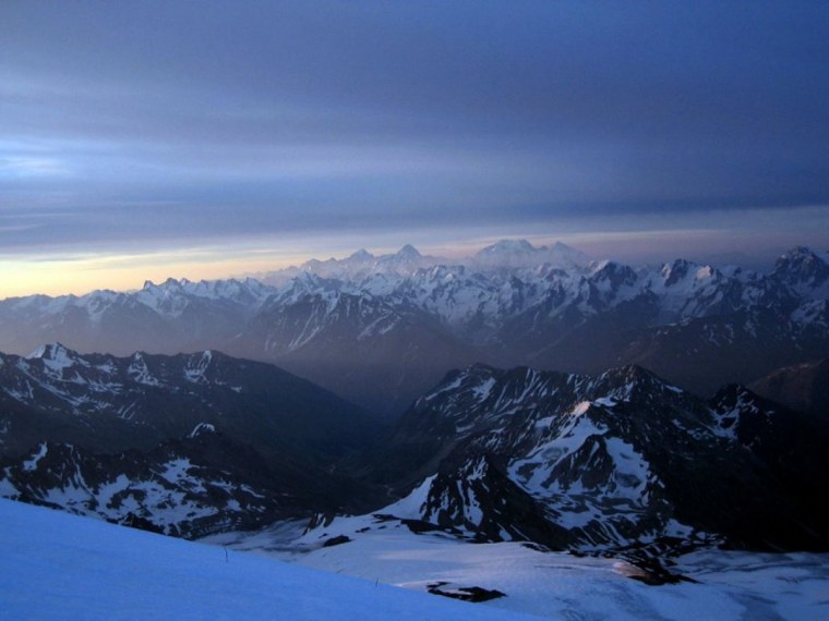 Эльбрус и кавказский хребет