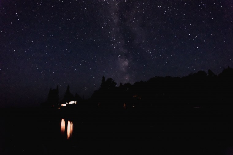 У реки темная ночь