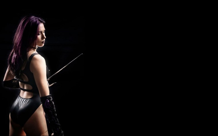 Обои девушка на черном фоне