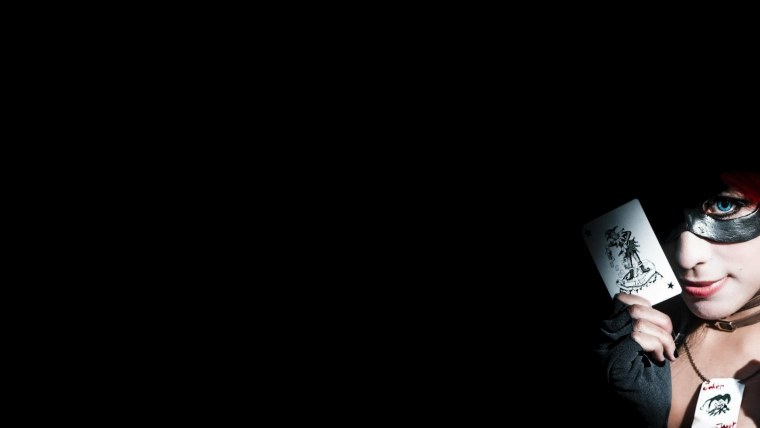 Обои для рабочего стола косплей на тёмном фоне