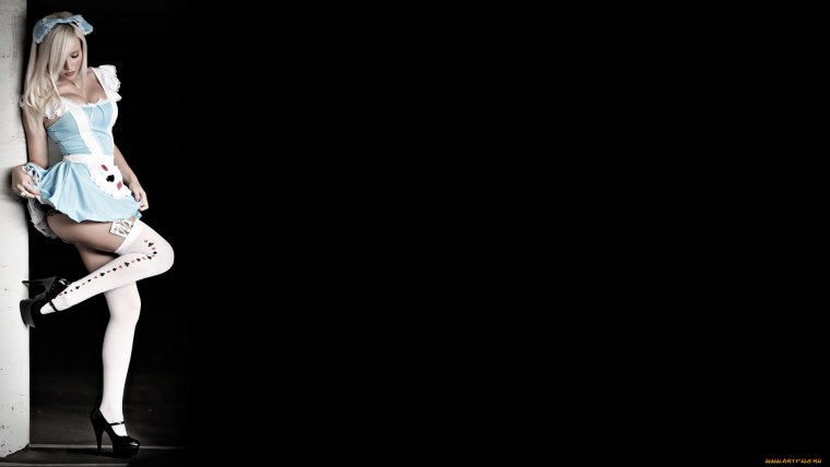 Косплей девушки темный фон