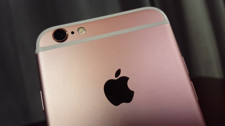 Фиолетовые цветы на черном фоне