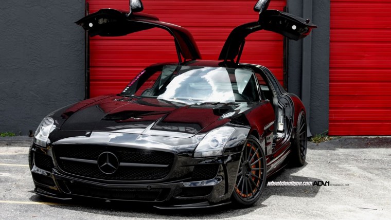 Собака возле машины