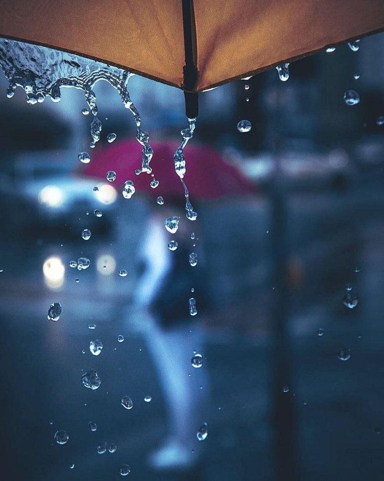 Человек с зонтом арт