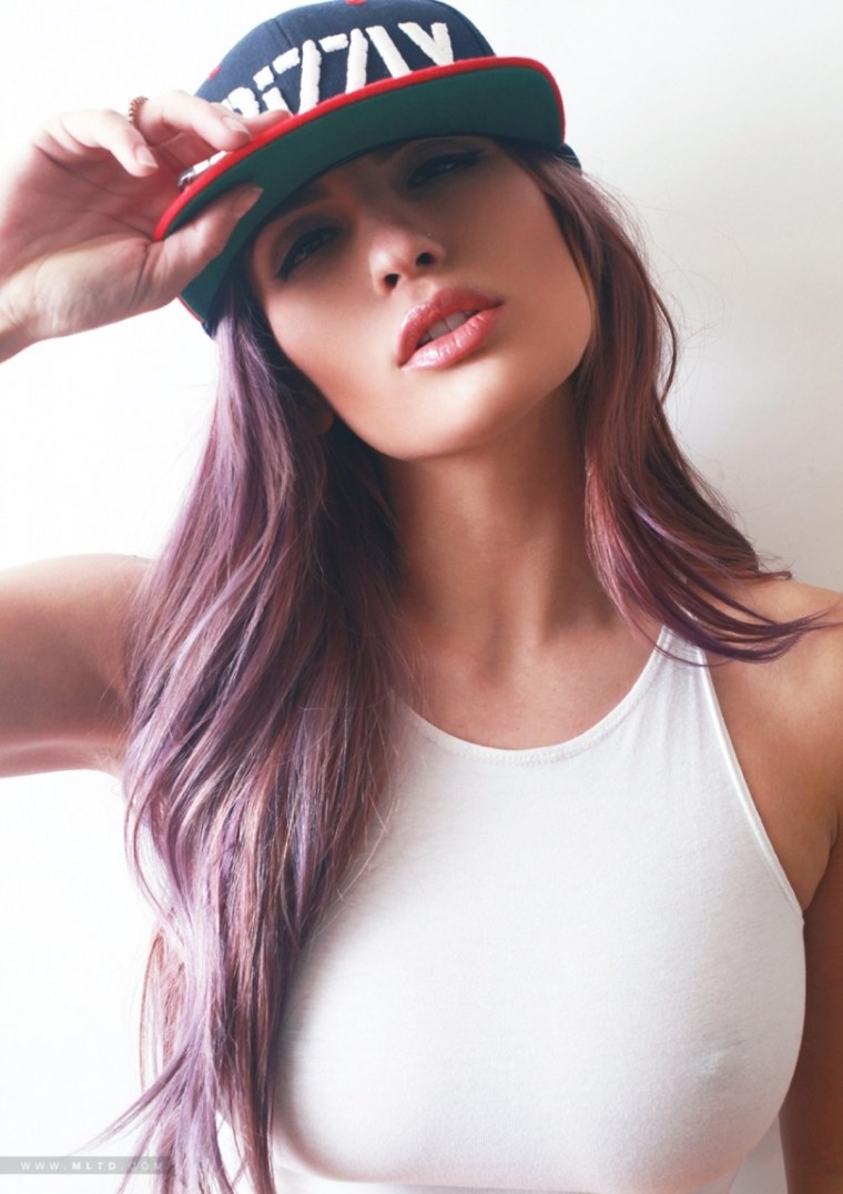 Девушка на скейтборде