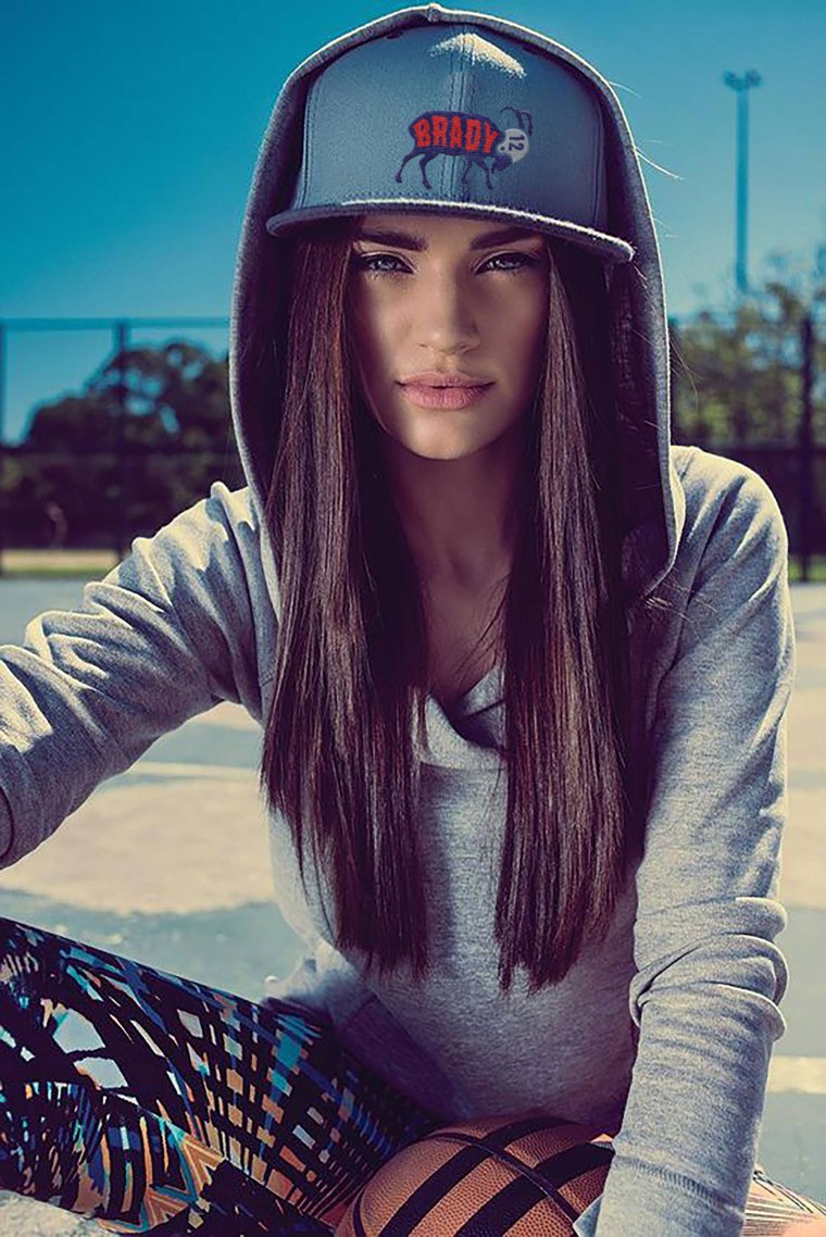 Девушка в кепке