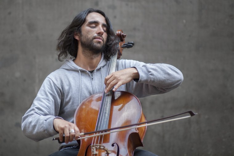 Музыкант виолончелист