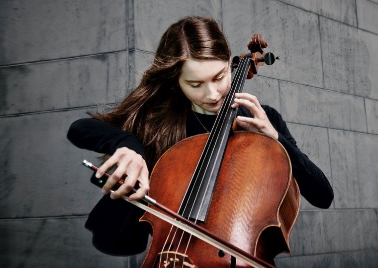 Виолончелистка Элинор Аллер