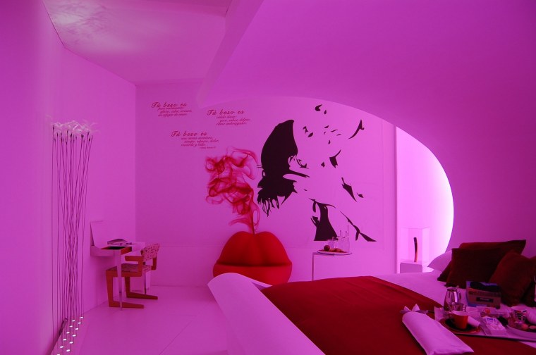 Розовое освещение в комнате