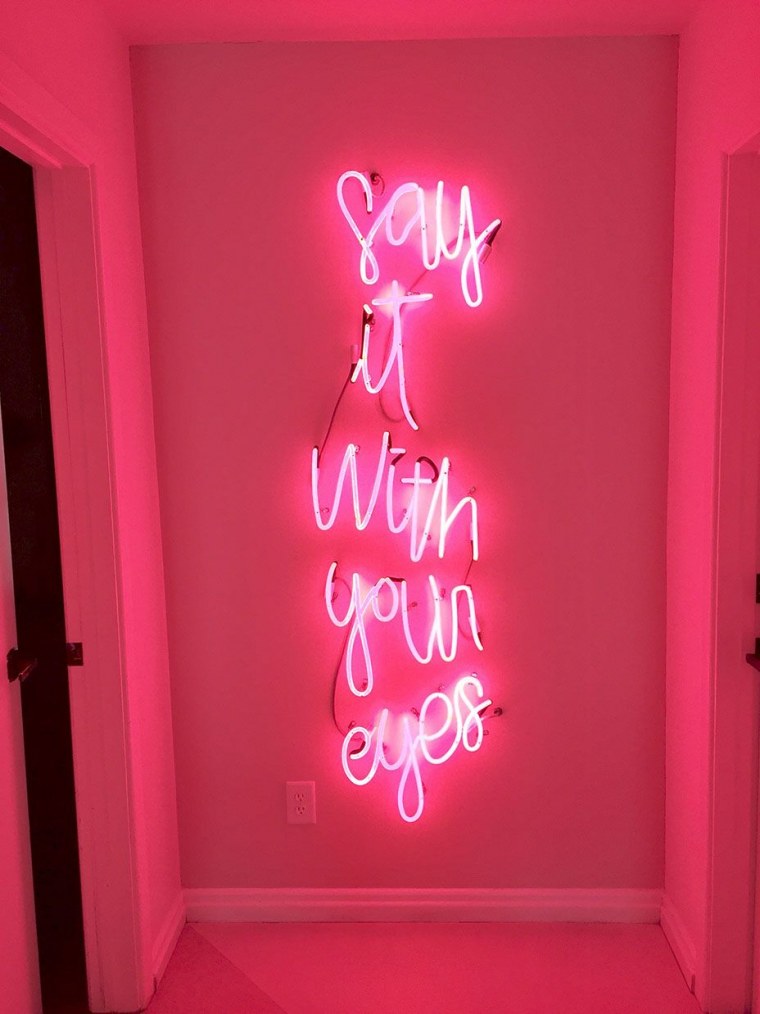 Неоновая вывеска на стене