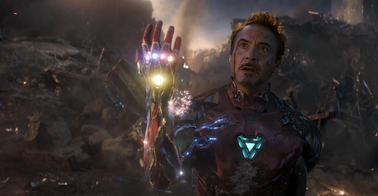 Тони Старк с перчаткой бесконечности