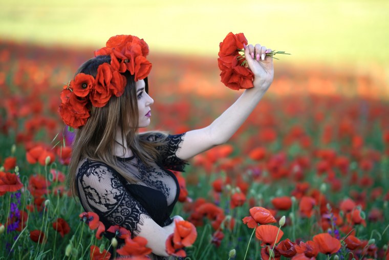 Девушка в шляпе с цветами