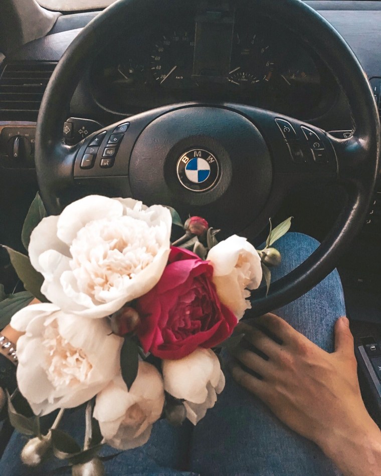 Цветы в машине БМВ