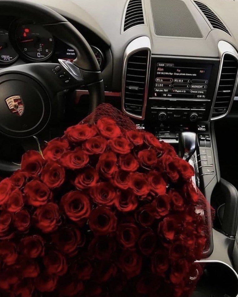 Букет цветов в машине