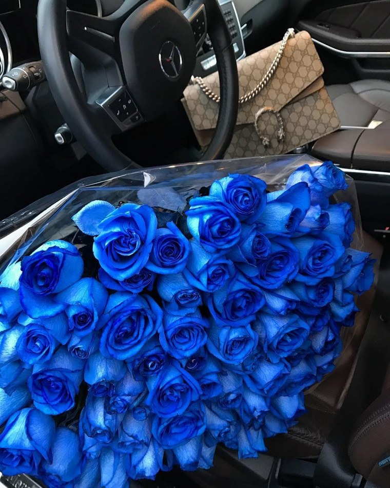 Цветы на синей машине