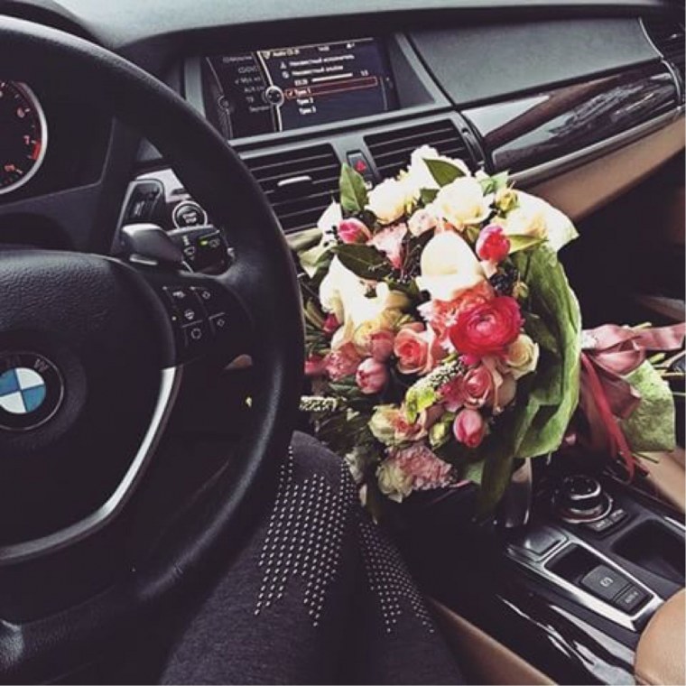 Букет в салоне авто