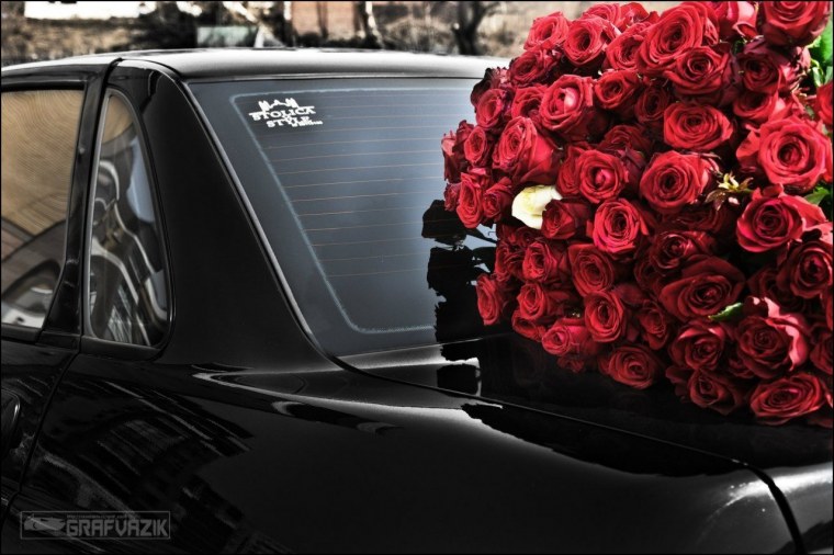 Букет роз на черной машине