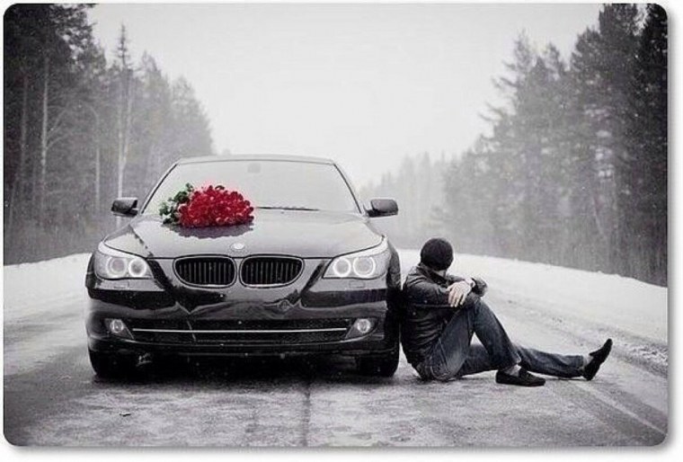 Парень с цветами на машине