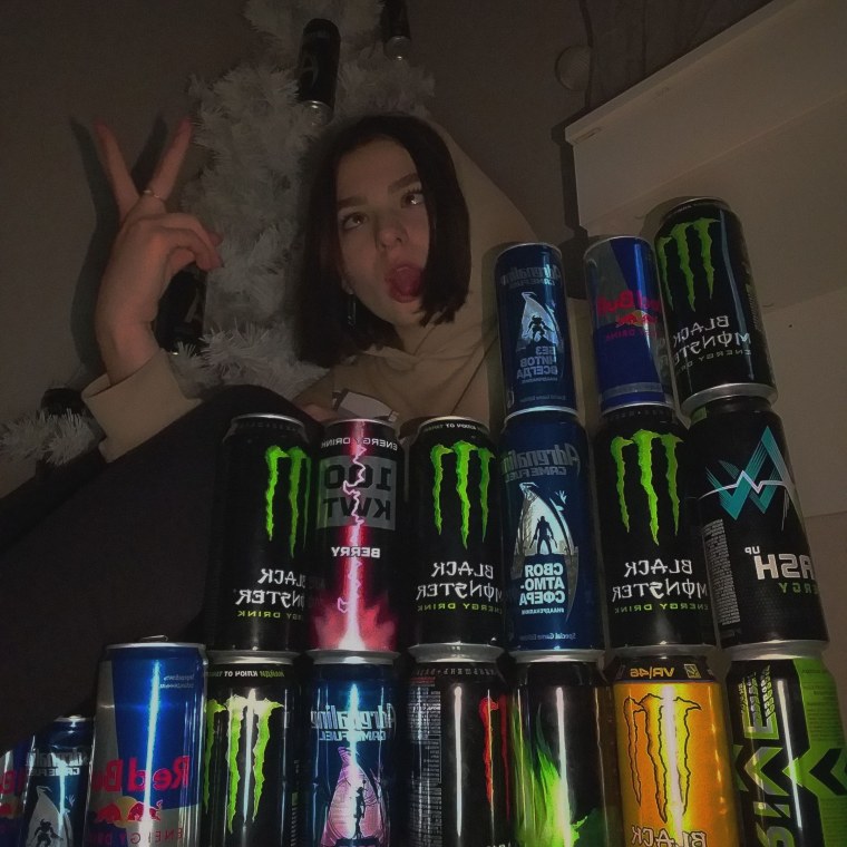 Девушка с энергетиком